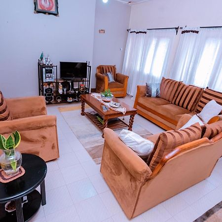 מושי Faraja Homestay- Seamless Comfort In The Heart Of The City - Free Wifi, Warm Hospitality, And Local Delights Await מראה חיצוני תמונה