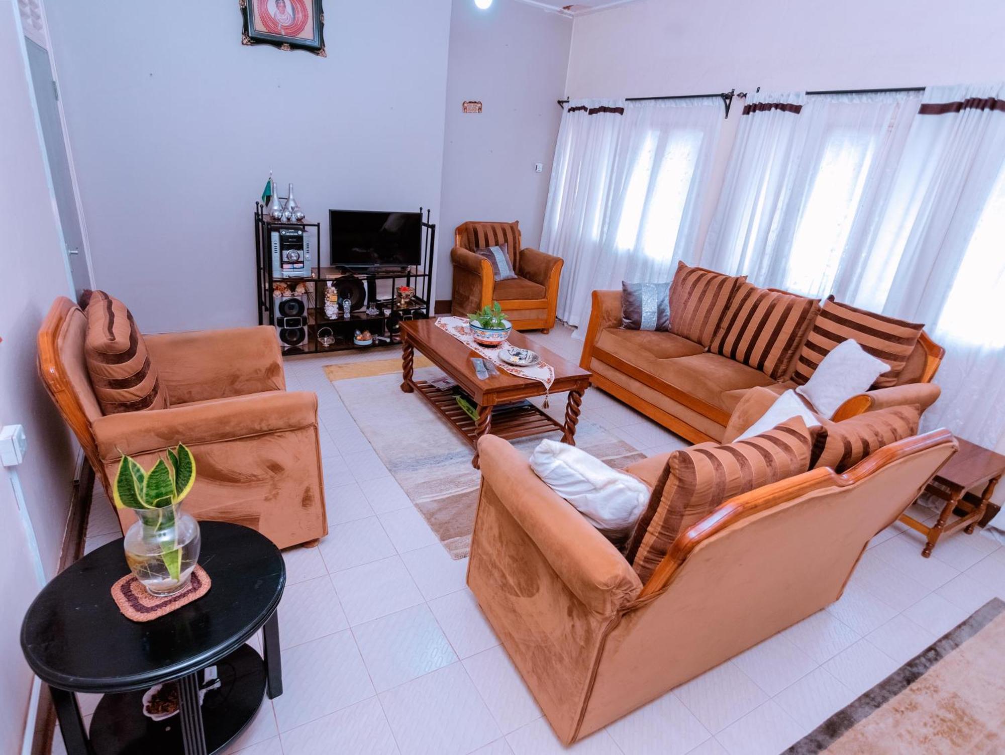 מושי Faraja Homestay- Seamless Comfort In The Heart Of The City - Free Wifi, Warm Hospitality, And Local Delights Await מראה חיצוני תמונה